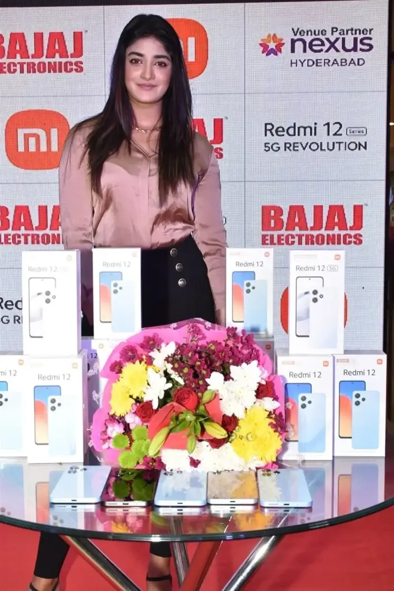 TELUGU ACTRESS DIMPLE HAYATHI LAUNCHED NEW REDMI 12 5G MOBILE 18